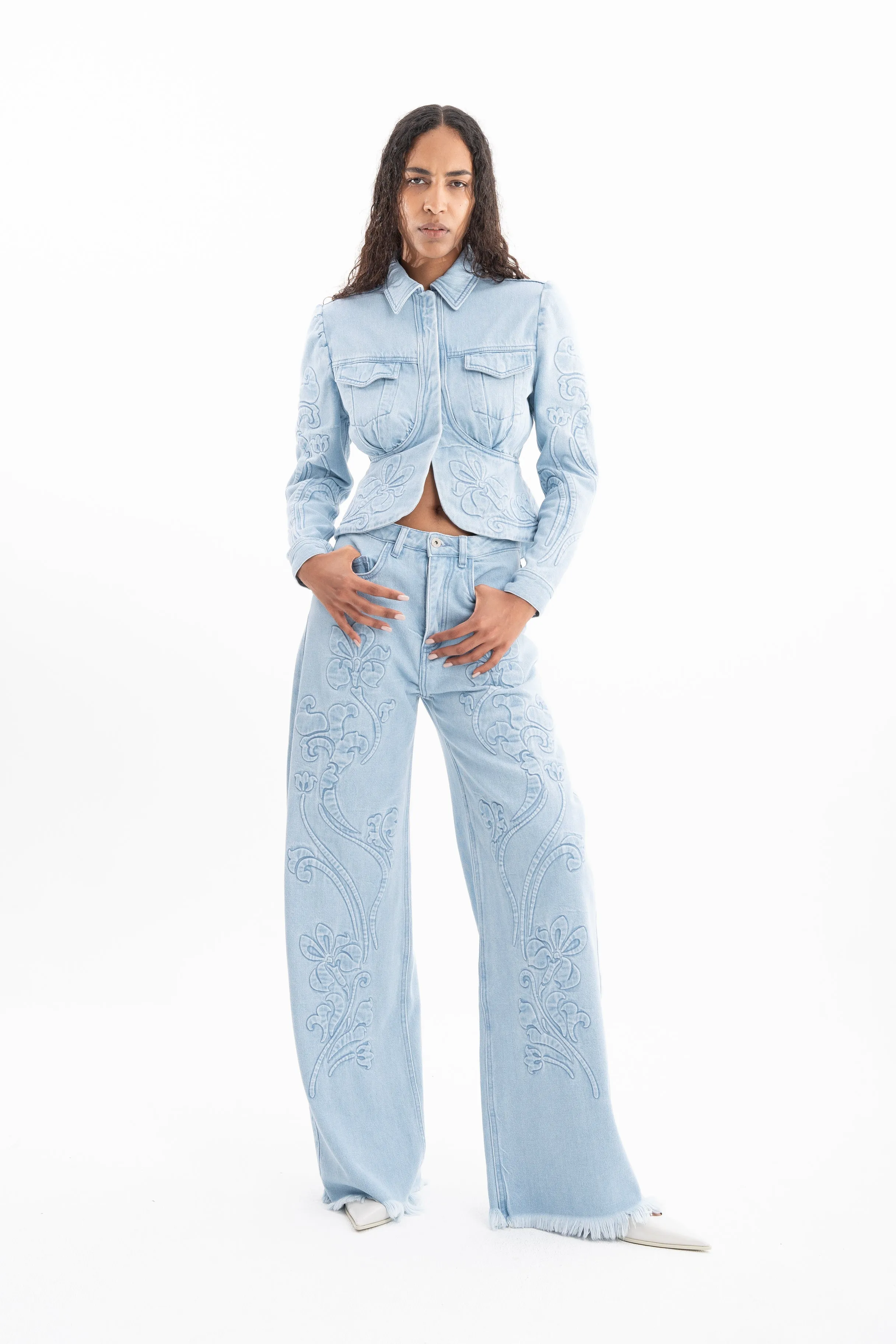 DENIM BOYFRIEND JEANS WITH FLOWER EMBROIDERY