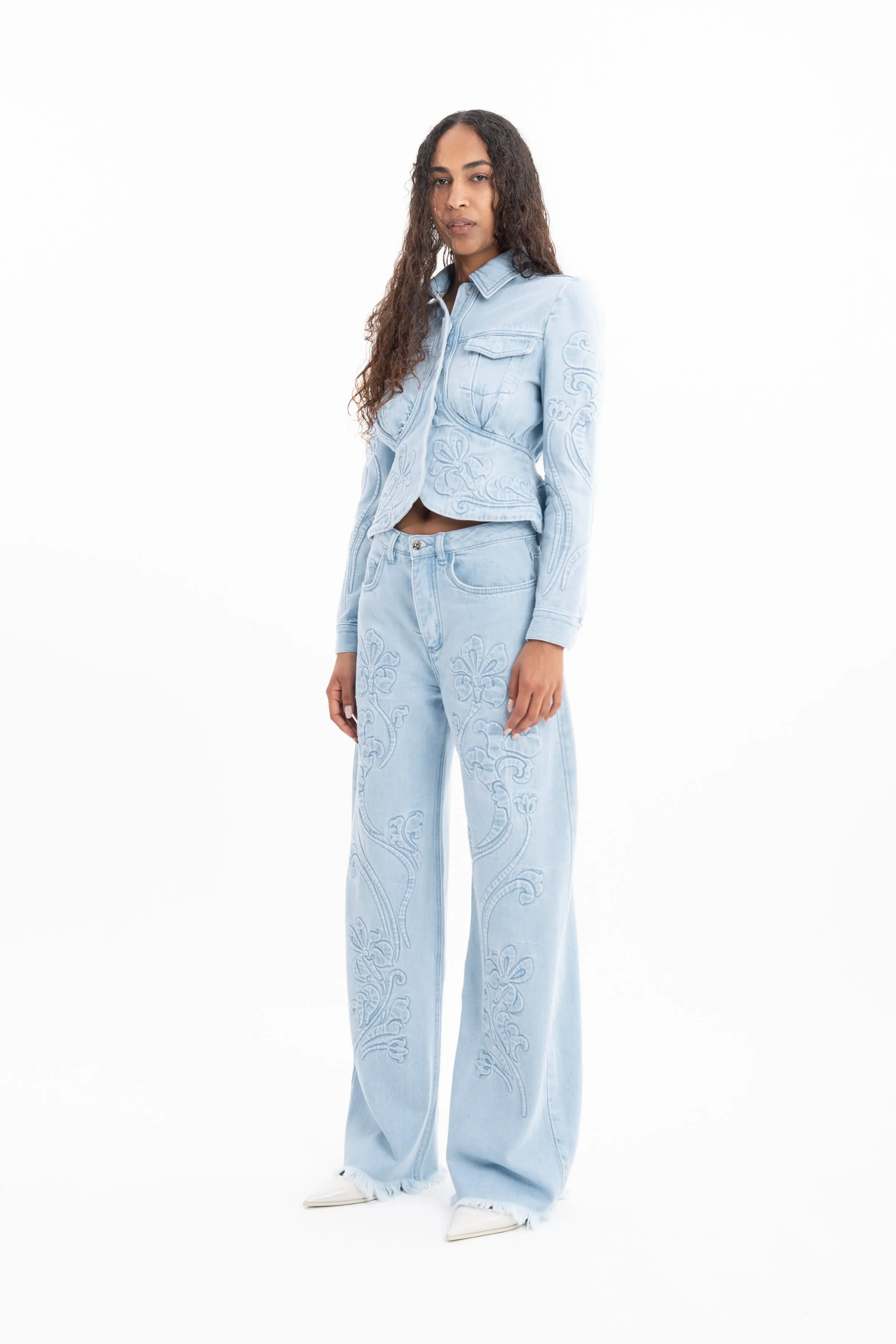 DENIM BOYFRIEND JEANS WITH FLOWER EMBROIDERY