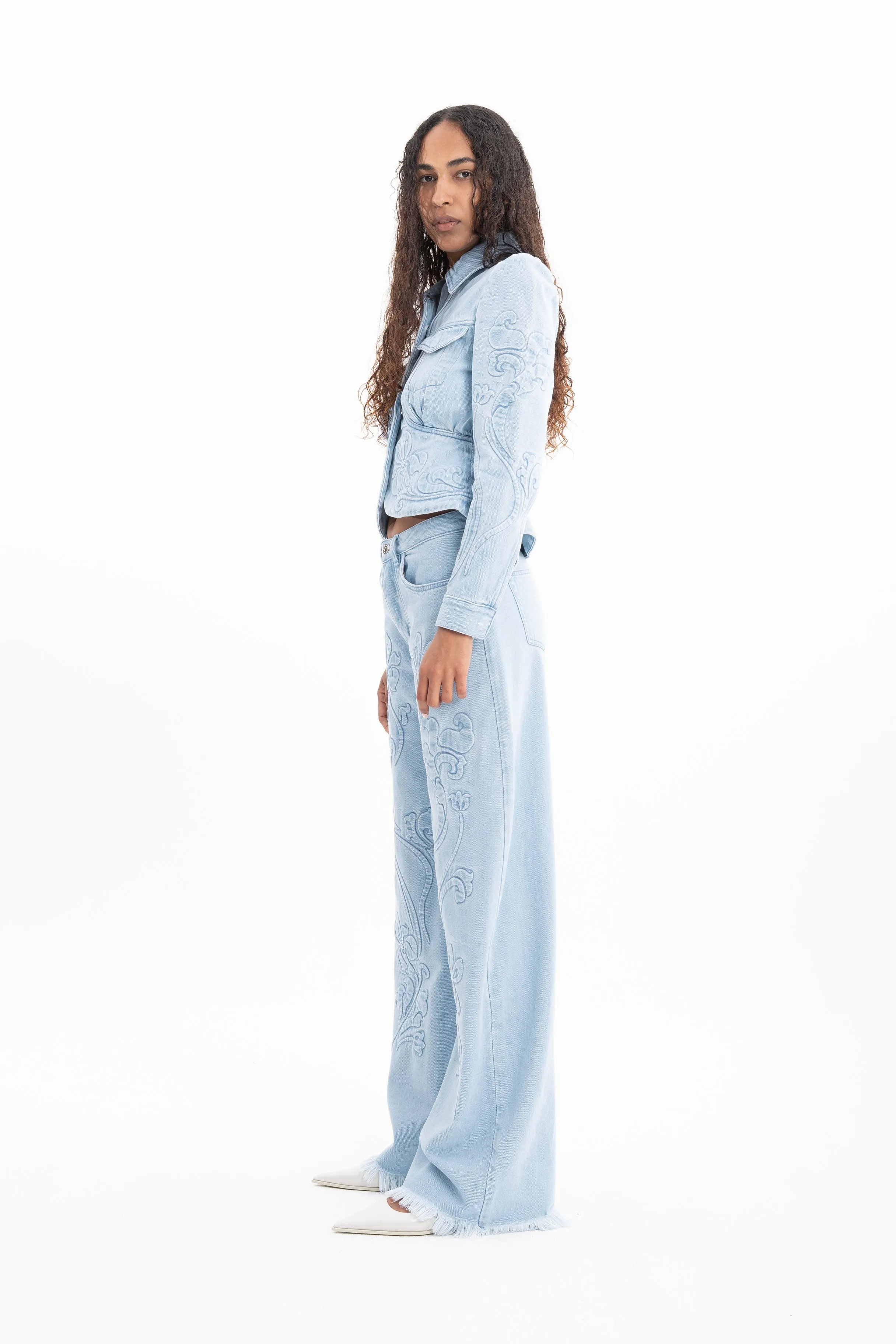 DENIM BOYFRIEND JEANS WITH FLOWER EMBROIDERY