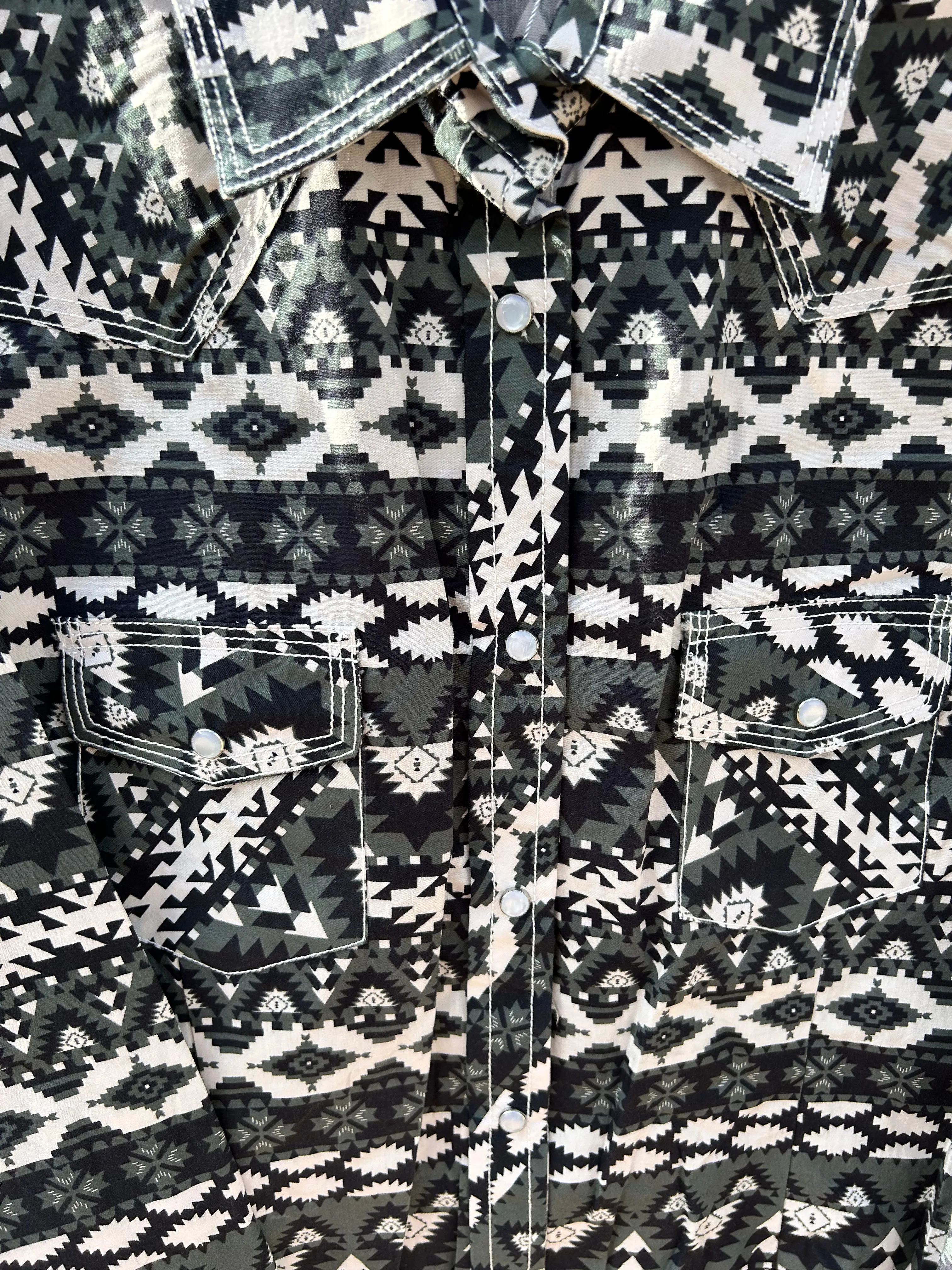 MontanaCo Men's Long Sleeved All Over Aztec in Black & White Print Western Snap Shirt M-1105