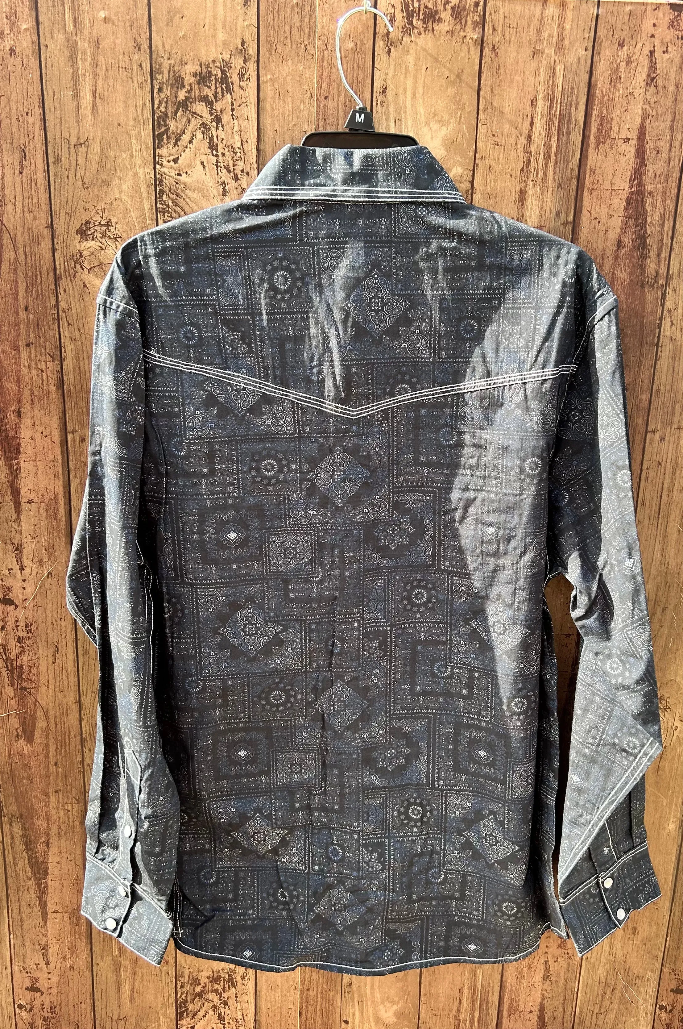 MontanaCo Men's Long Sleeved All Over Paisley Print Western Snap Shirt M-1105