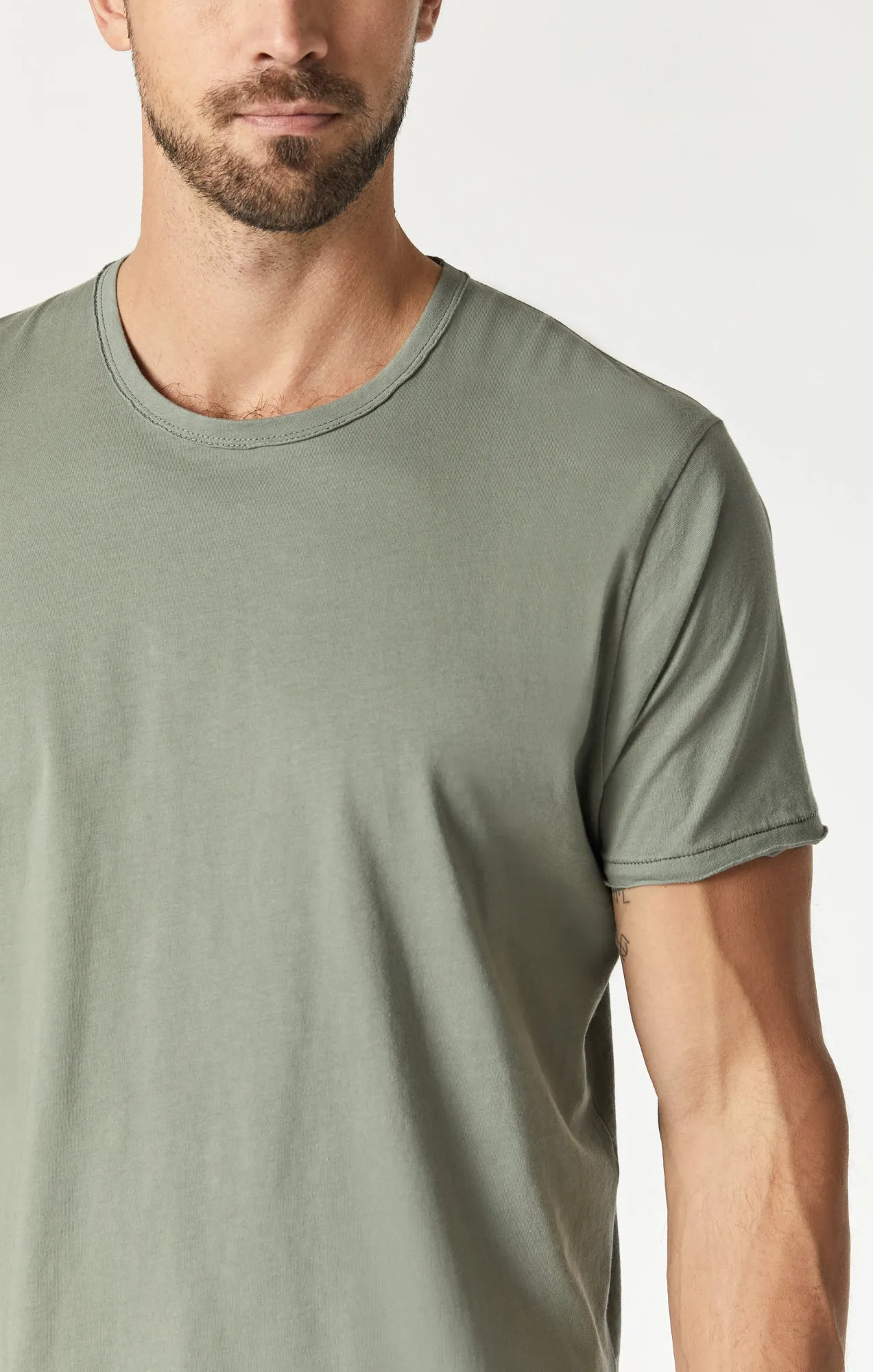 RAW EDGE NECK T-SHIRT IN AGAVE GREEN