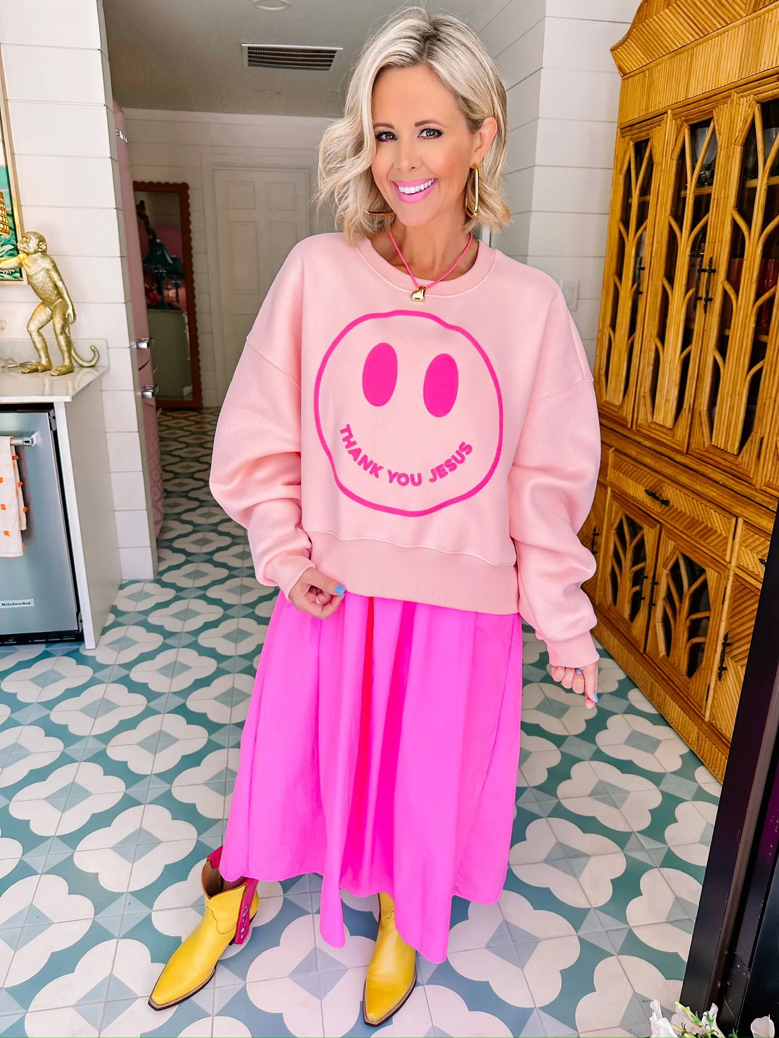THANK YOU JESUS SMILEY PUFF CROP SWEATSHIRT - PINK