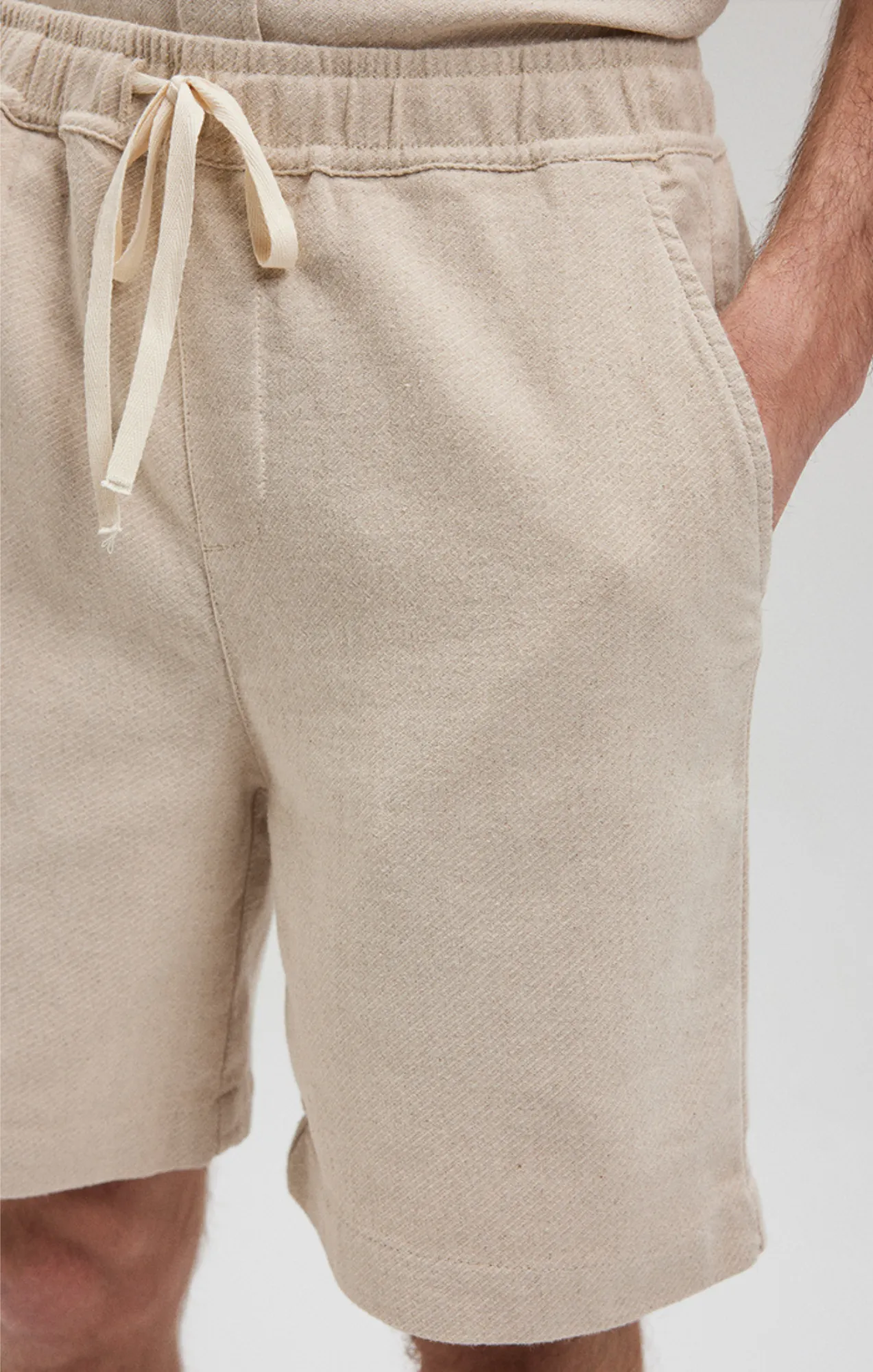 WOVEN SHORTS IN OYSTER GRAY