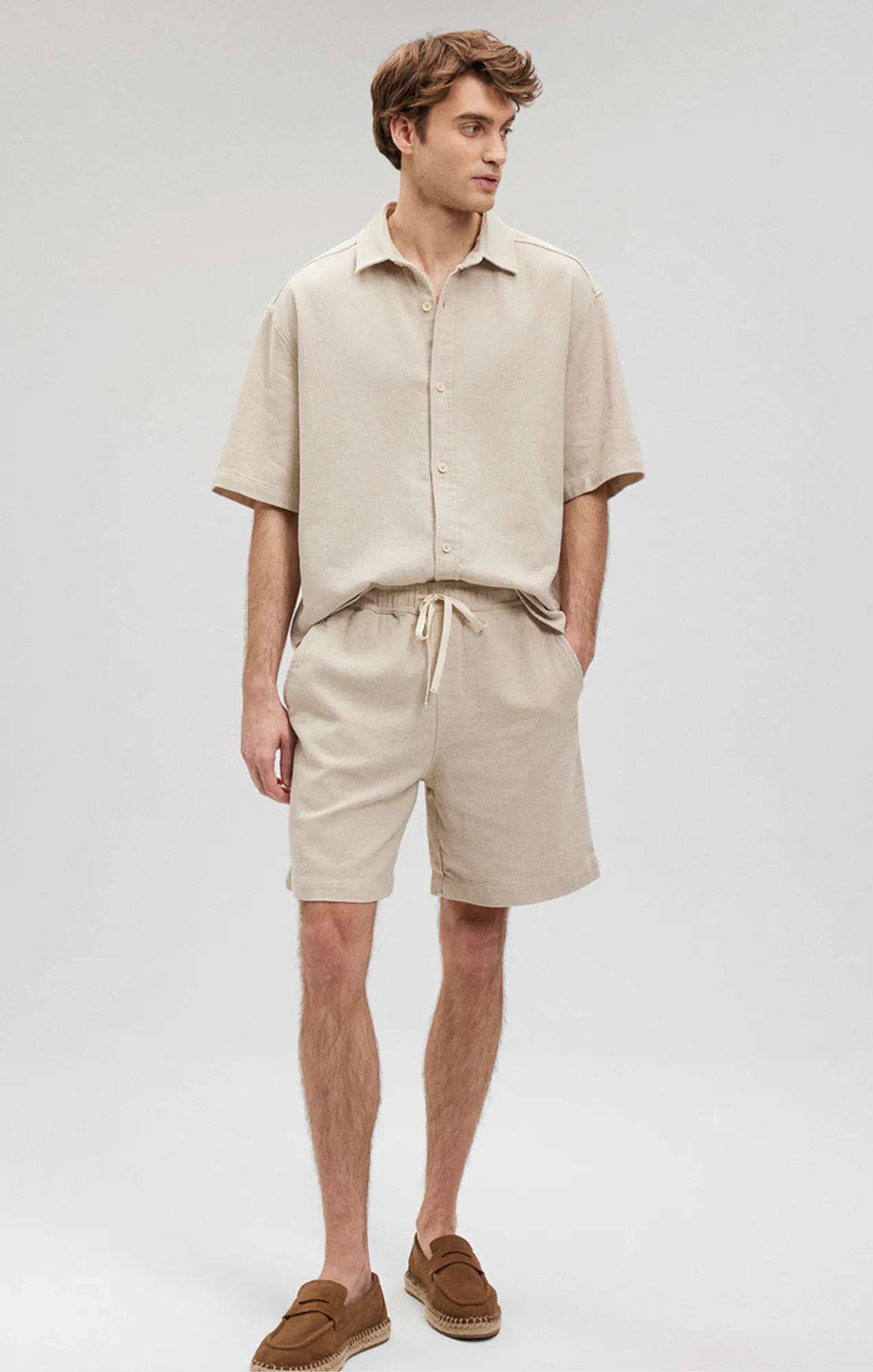 WOVEN SHORTS IN OYSTER GRAY