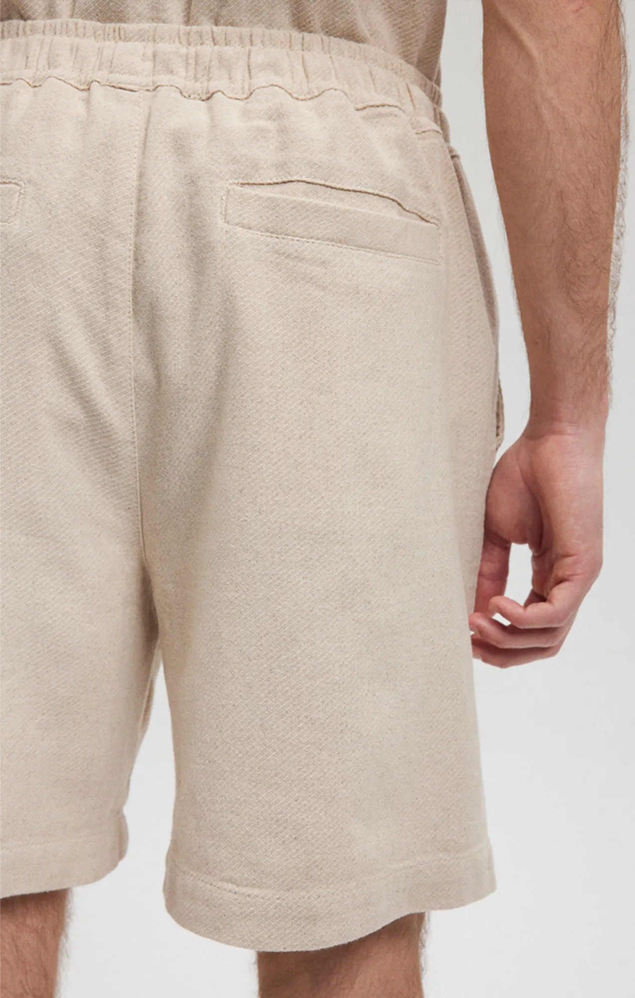 WOVEN SHORTS IN OYSTER GRAY